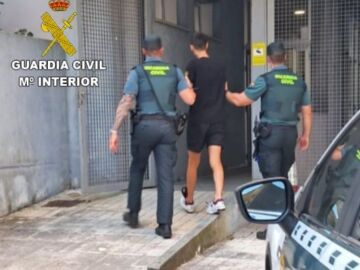 El joven que resultó apuñalado cuando colaboraba con dos guardias civiles fuera de servicio en la persecución de un agresor en Cambados, se recupera de sus lesiones
