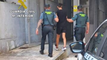 El joven que resultó apuñalado cuando colaboraba con dos guardias civiles fuera de servicio en la persecución de un agresor en Cambados, se recupera de sus lesiones