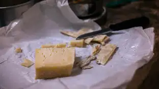 Imagen de archivo de un queso parmesano Imagen de archivo de un queso parmesano