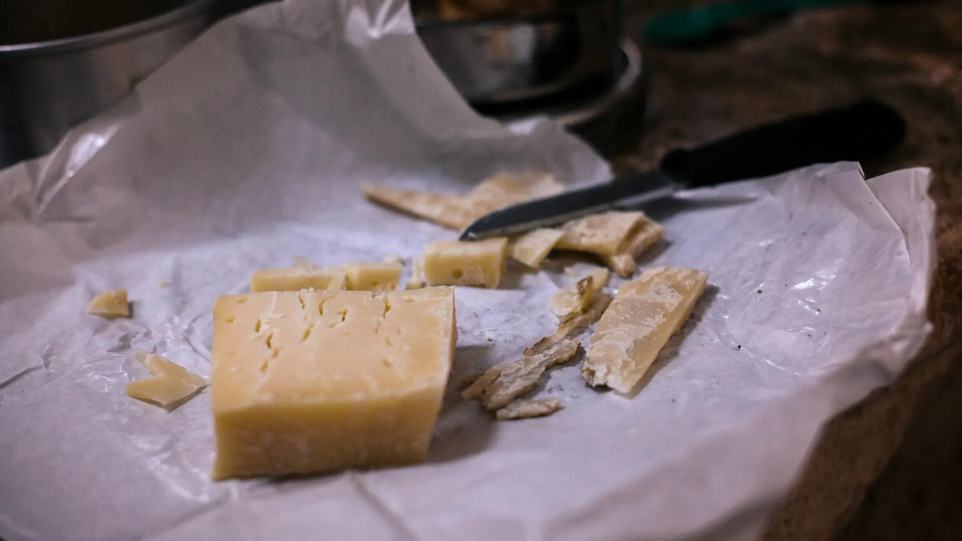 Imagen de archivo de un queso parmesano Imagen de archivo de un queso parmesano