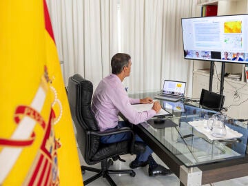 Pedro Sánchez preside desde Lanzarote la coordinación de los incendios