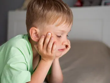 Un niño solo y pensativo Un niño solo y pensativo