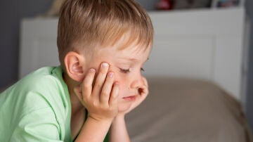 Un niño solo y pensativo