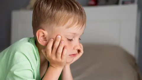 Un niño solo y pensativo Un niño solo y pensativo