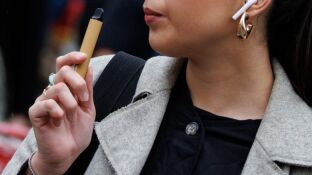 Imagen de archivo de una mujer con un vapeador