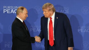 Imagen de Trump y Putin durante la rueda de prensa despu&eacute;s de reunirse en Alaska.
