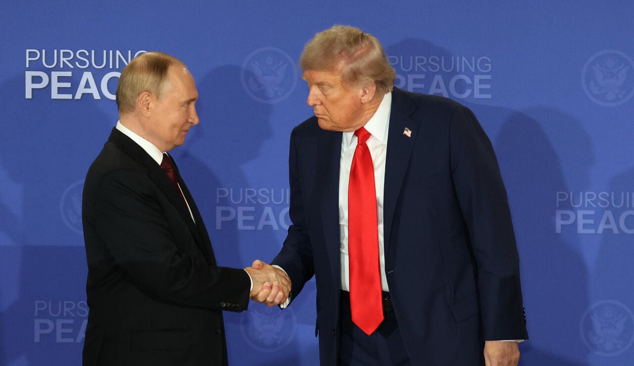 Imagen de Trump y Putin durante la rueda de prensa despu&eacute;s de reunirse en Alaska.