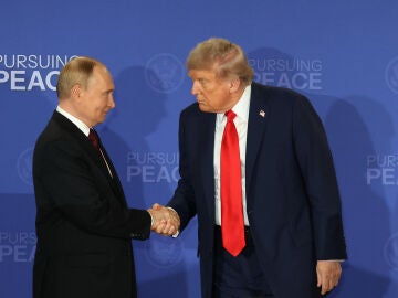Imagen de Trump y Putin durante la rueda de prensa después de reunirse en Alaska.