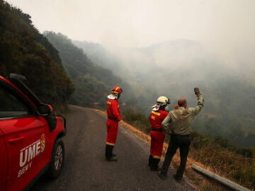 Efectivos de la UME en la carretera desde Santo Tirso de Cabarcos a Oencia en Ponferrada, León