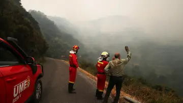 Efectivos de la UME en la carretera desde Santo Tirso de Cabarcos a Oencia en Ponferrada, León Efectivos de la UME en la carretera desde Santo Tirso de Cabarcos a Oencia en Ponferrada, León