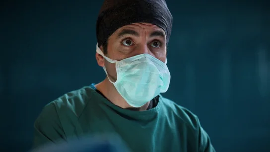 Bahar entra en coma en quirófano con Timur y Uras a su lado, ¿sobrevivirá? Bahar entra en coma en quirófano con Timur y Uras a su lado, ¿sobrevivirá?