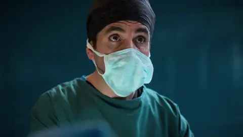 Bahar entra en coma en quirófano con Timur y Uras a su lado, ¿sobrevivirá? Bahar entra en coma en quirófano con Timur y Uras a su lado, ¿sobrevivirá?