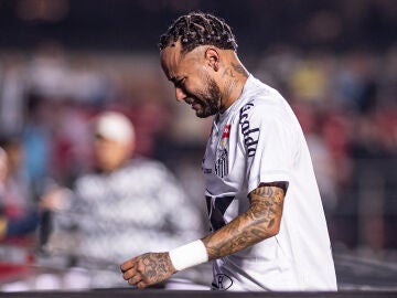 Neymar sale llorando del campo.