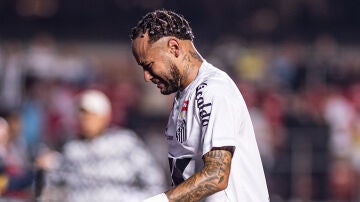 Neymar sale llorando del campo.