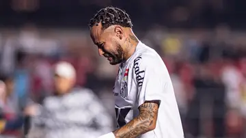 Neymar sale llorando del campo. Neymar sale llorando del campo.