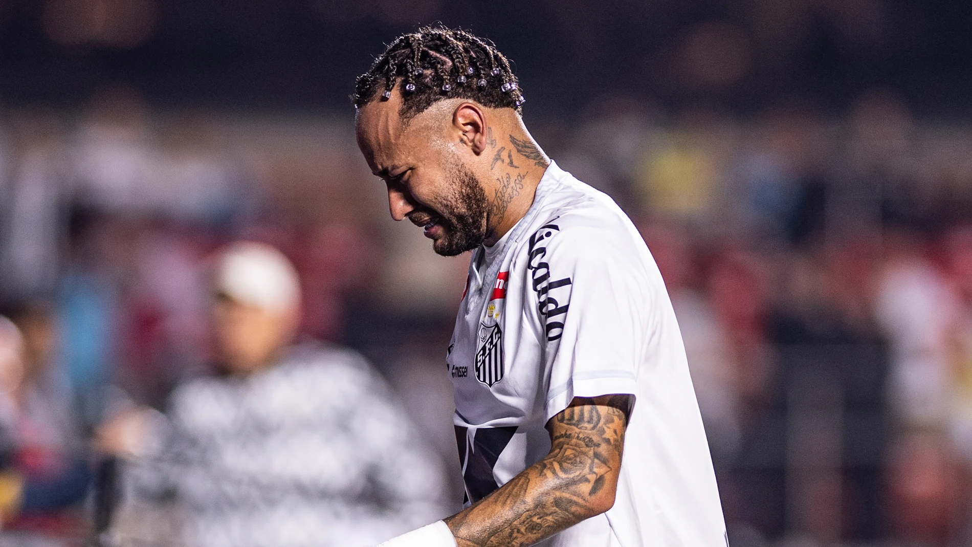 Neymar sale llorando del campo. Neymar sale llorando del campo.