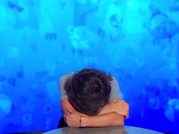 Rosa tropieza en la primera letra de El Rosco, ¿evitará la silla azul? 