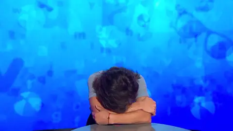 Rosa tropieza en la primera letra de El Rosco, ¿evitará la silla azul? Rosa tropieza en la primera letra de El Rosco, ¿evitará la silla azul?
