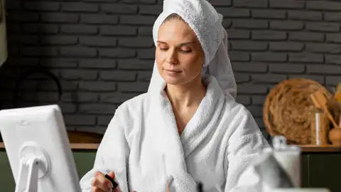 Mujer con cosméticos Mujer con cosméticos
