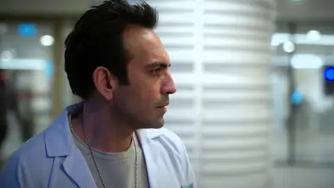 Evren, paralizado al ver a Bahar al borde de la muerte en la camilla de urgencias Evren, paralizado al ver a Bahar al borde de la muerte en la camilla de urgencias