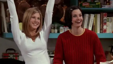 Jennifer Aniston y Courteney Cox en Friends Jennifer Aniston y Courteney Cox en Friends