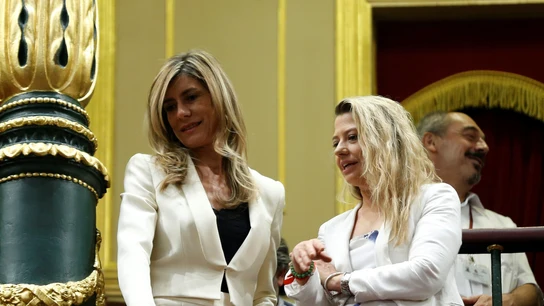 Begoña Gómez, junto a Cristina Alvarez, en la tribuna de público en el Congreso de los Diputados Begoña Gómez, junto a Cristina Alvarez, en la tribuna de público en el Congreso de los Diputados