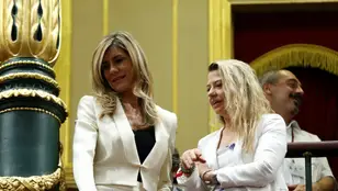 Begoña Gómez, junto a Cristina Alvarez, en la tribuna de público en el Congreso de los Diputados