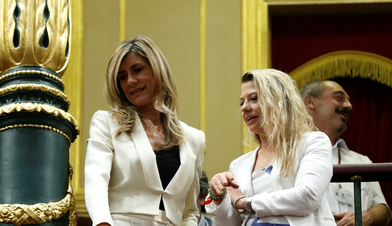 Begoña Gómez, junto a Cristina Alvarez, en la tribuna de público en el Congreso de los Diputados