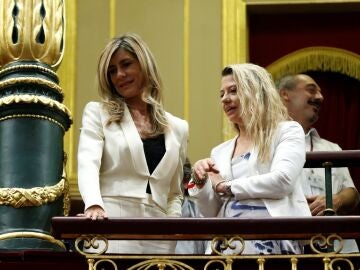 Begoña Gómez, junto a Cristina Alvarez, en la tribuna de público en el Congreso de los Diputados