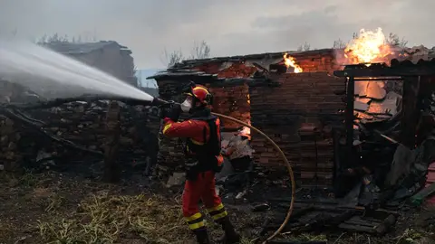 Bombero en incendio Bombero en incendio