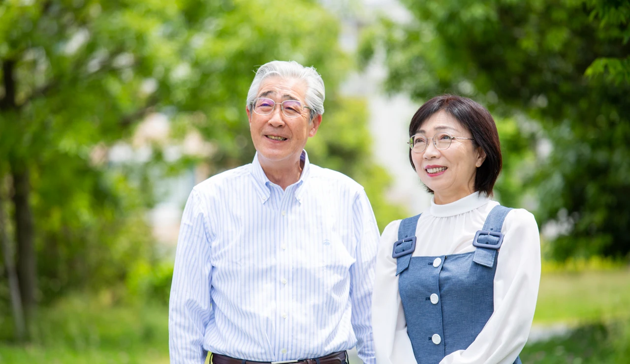 Pareja japonesa paseando por un parque