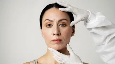 Mujer de mediana edad con primeras arrugas de expresión Mujer de mediana edad con primeras arrugas de expresión