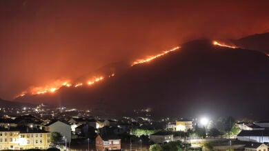 Más de 380.000 hectáreas calcinadas, miles de evacuados y el mayor incendio de la historia de Galicia siguen arrasando el país
