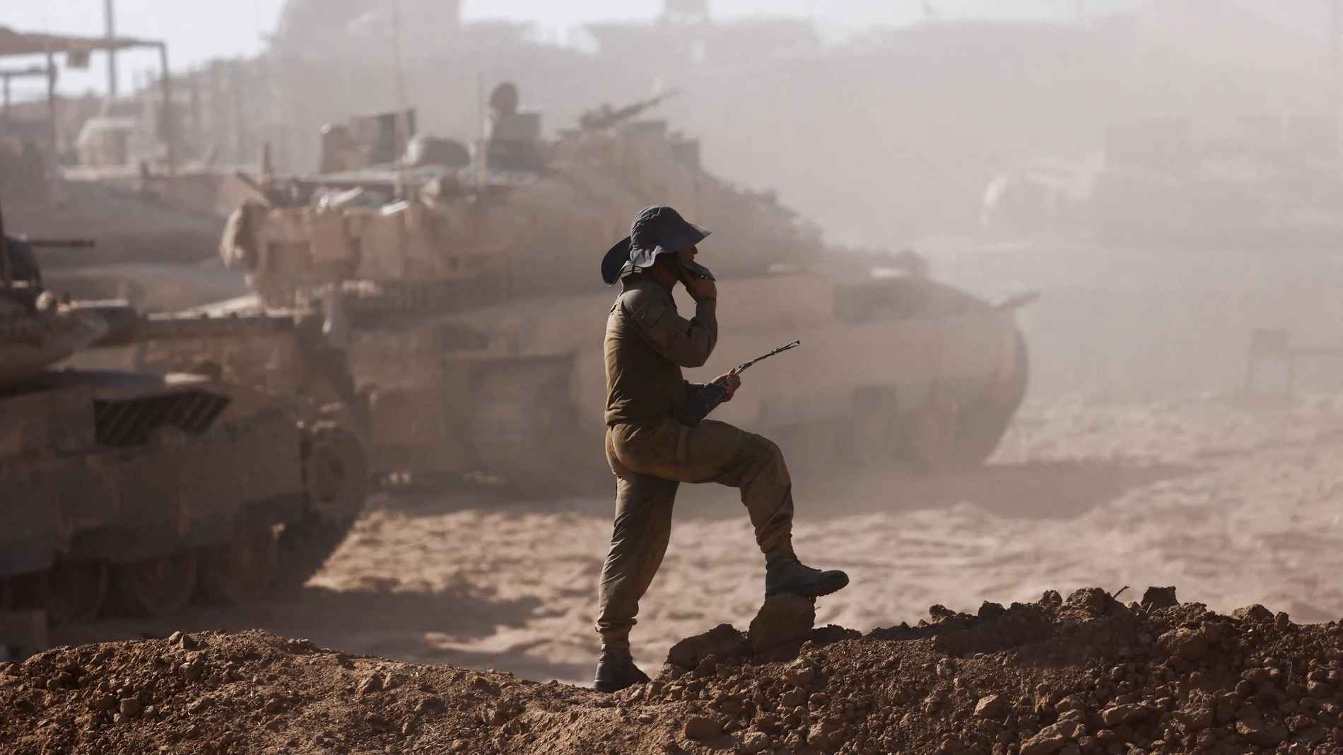 Soldado israelí en la frontera con GaZA Soldado israelí en la frontera con GaZA