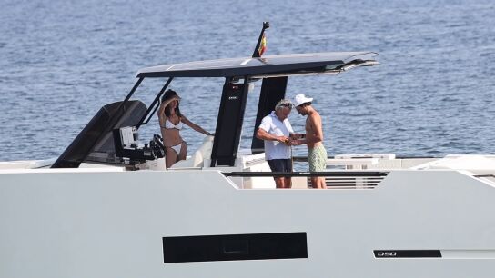 Carlos Sainz Jr, Rebecca Donaldson y Carlos Sainz