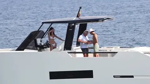 Carlos Sainz Jr, Rebecca Donaldson y Carlos Sainz Carlos Sainz Jr, Rebecca Donaldson y Carlos Sainz