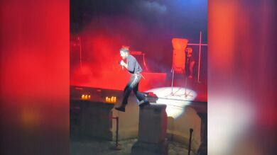 VÍDEO: El cantante de Siloé se cae al saltar al público en pleno concierto, pero continúa actuando como si nada