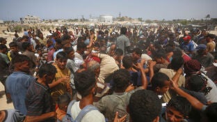 Palestinos buscando comida en un despliegue de ayuda