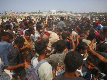 Palestinos buscando comida en un despliegue de ayuda