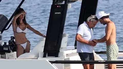 Carlos Sainz Jr, Rebecca Donaldson y Carlos Sainz Carlos Sainz Jr, Rebecca Donaldson y Carlos Sainz