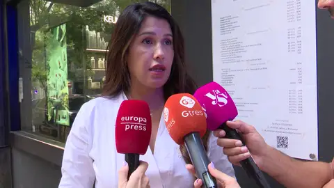 Gabriela Guillén atendiendo a los medios Gabriela Guillén atendiendo a los medios