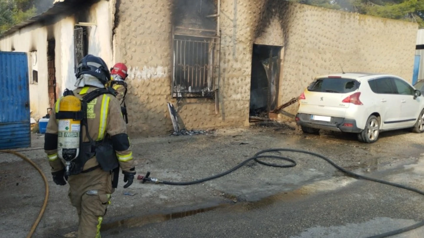 Sucesos.- Bomberos extinguen un incendio en una vivienda unifamiliar de La Torrecilla, en Lorca (Murcia) Bomberos extinguen un incendio en una vivienda unifamiliar de La Torrecilla, en Lorca (Murcia) REMITIDA / HANDOUT por CEIS Fotografía remitida a medios de comunicación exclusivamente para ilustrar la noticia a la que hace referencia la imagen, y citando la procedencia de la imagen en la firma 21/08/2025