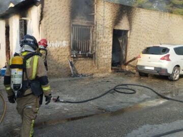 Sucesos.- Bomberos extinguen un incendio en una vivienda unifamiliar de La Torrecilla, en Lorca (Murcia)