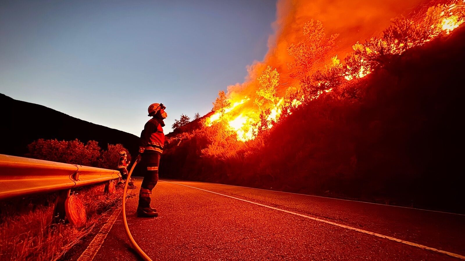Los incendios en España dejan más de 400.000 hectáreas calcinadas, con 18 focos activos y la peor contaminación en 23 años