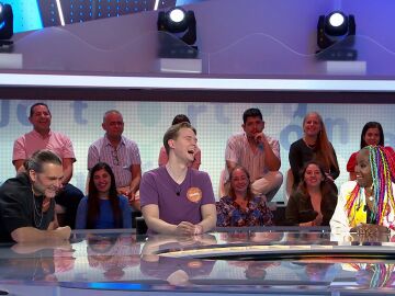 Salva Reina trae &ldquo;kilos de alegr&iacute;a&rdquo; a Pasapalabra y celebra con confeti el r&eacute;cord de Manu