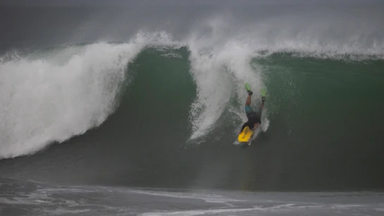 Una persona surfea este domingo, en Nagua (República Dominicana). Una persona surfea este domingo, en Nagua (República Dominicana).