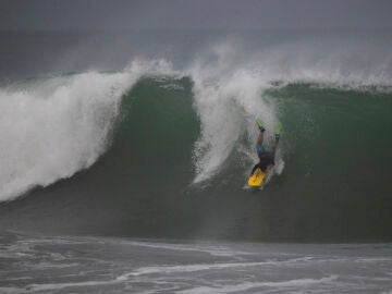 Una persona surfea este domingo, en Nagua (República Dominicana). 
