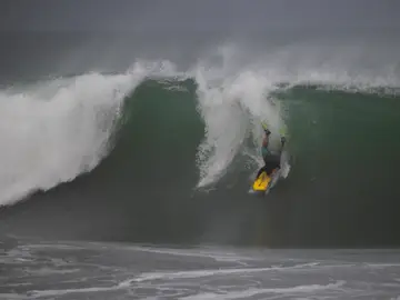 Una persona surfea este domingo, en Nagua (República Dominicana). Una persona surfea este domingo, en Nagua (República Dominicana).