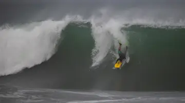 Una persona surfea este domingo, en Nagua (República Dominicana). Una persona surfea este domingo, en Nagua (República Dominicana).