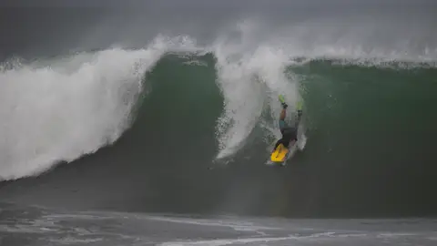 Una persona surfea este domingo, en Nagua (República Dominicana). Una persona surfea este domingo, en Nagua (República Dominicana).